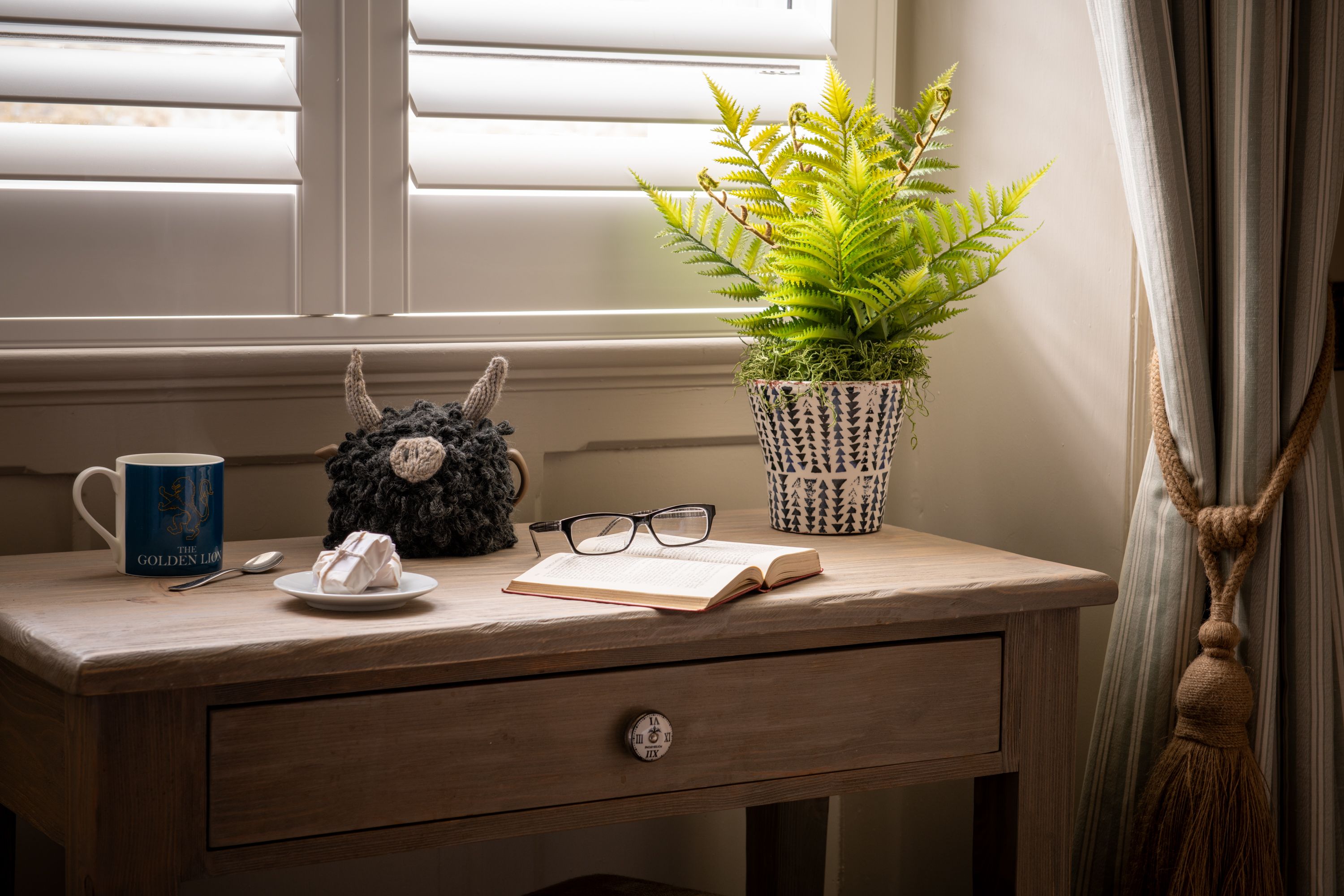 bedroom desk